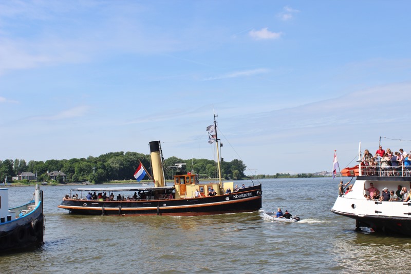 Meevaren met stoomsleper Noordzee