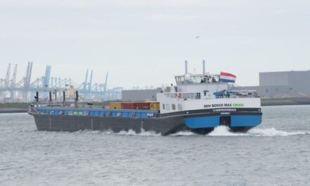 Containerschip met vervangbare batterijcontainers