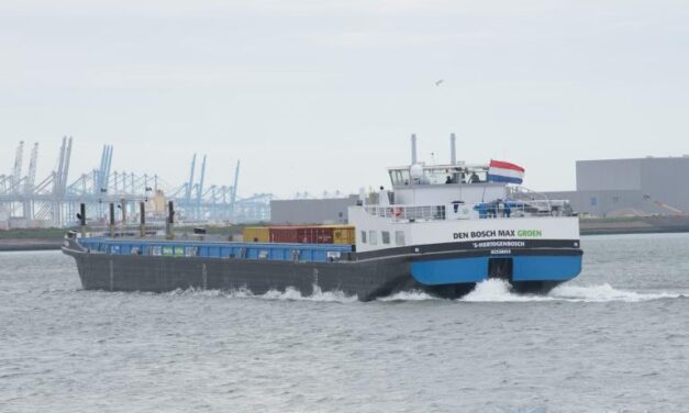 Containerschip met vervangbare batterijcontainers