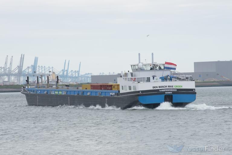 Containerschip met vervangbare batterijcontainers