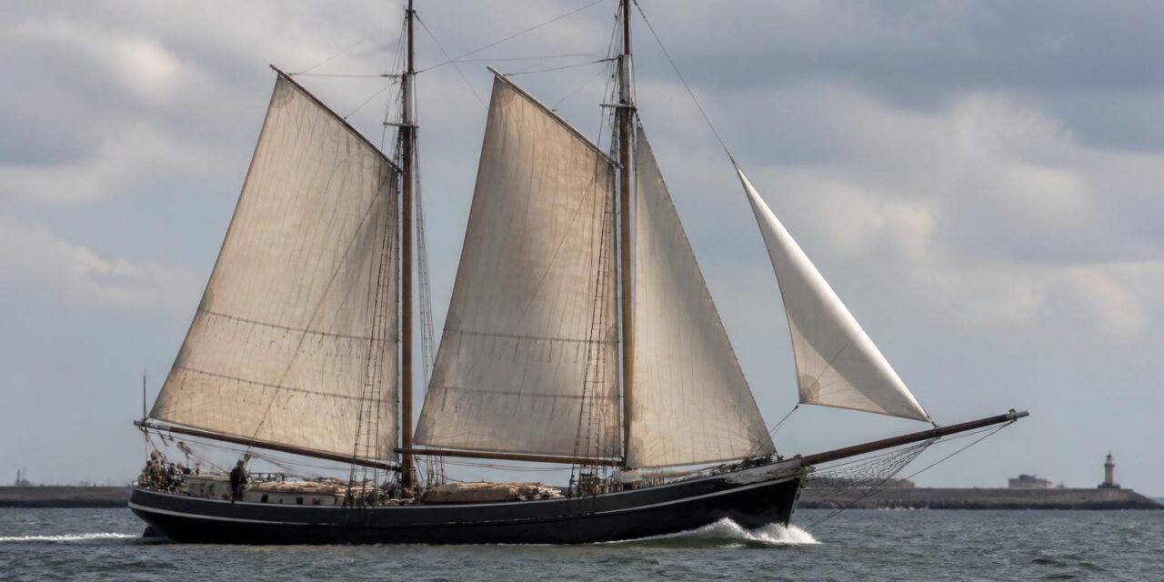 Historisch zeilschip brengt vracht zonder motor naar Amsterdam