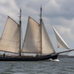 Historisch zeilschip brengt vracht zonder motor naar Amsterdam