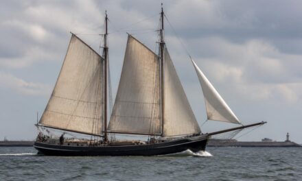 Historisch zeilschip brengt vracht zonder motor naar Amsterdam