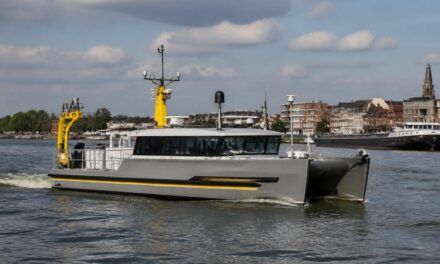 Elektrisch onderzoeksschip NOVA vaart emissievrij door de Drechtsteden